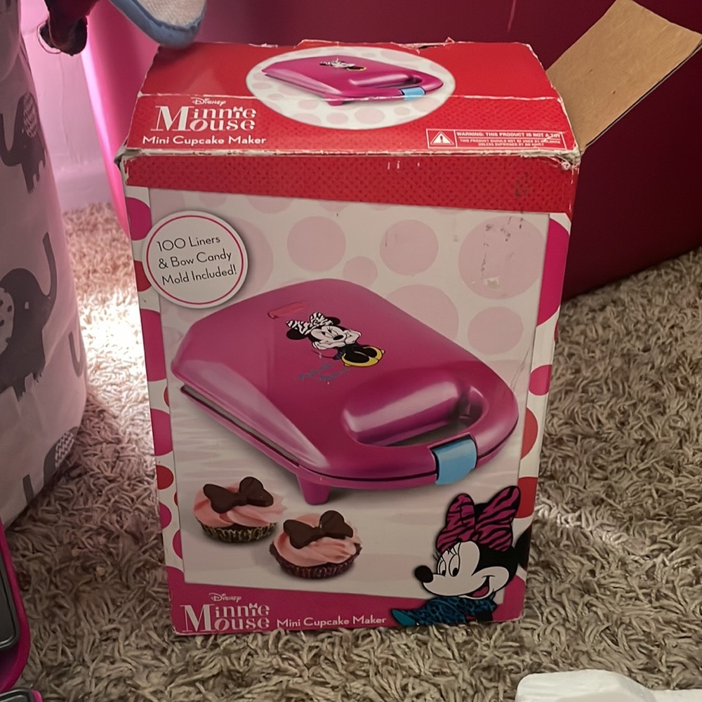 Minnie Mouse Mini Cupcake Maker - Picture 7 of 10